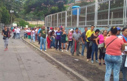 Venezolanos haciendo cola para votar