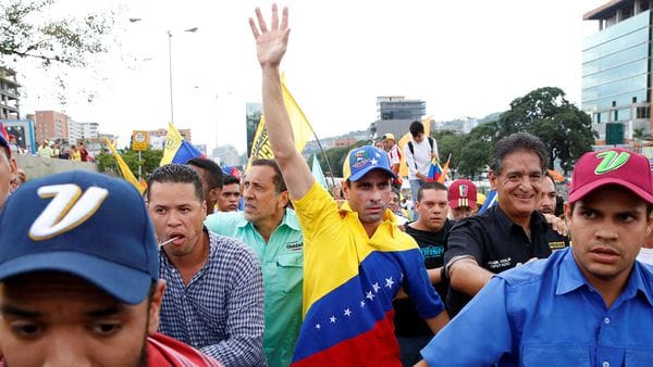 Capriles, levantando el brazo, en una manifestación