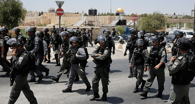 Policías israelíes cerca de Al Aqsa