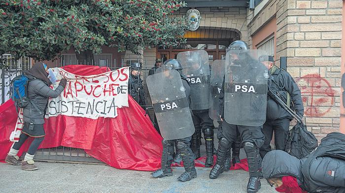 Policías y activistas mapuches en Bariloche, Argentina.