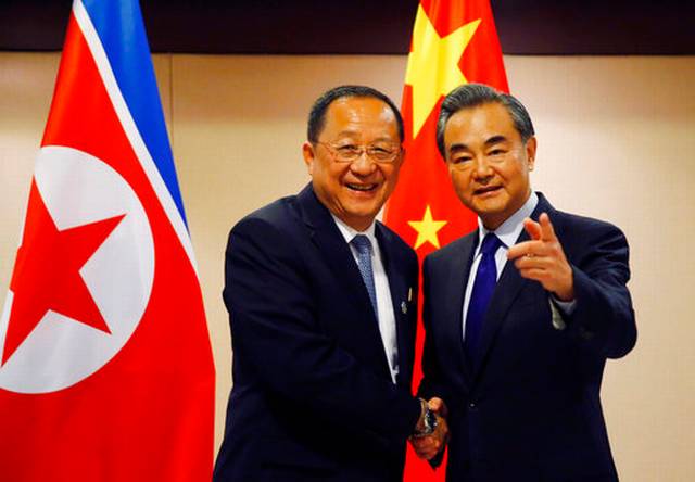 El ministro de Exteriores coreano-a la izquierda-y el chino.