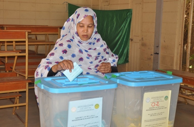 Una mujer vota en el referéndum