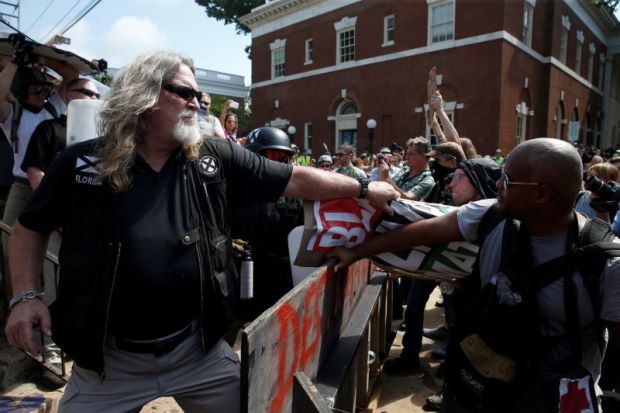 Manifestantes de derechas-a la izquierda-y de izquierdas se enfrentan en Charlottesville, Virginia.