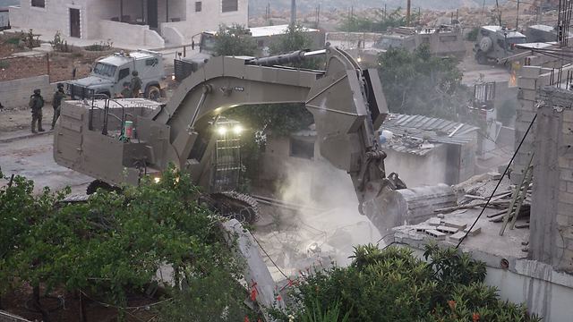 Una excavadora del ejército israelí destruye la casa de Omar Al Abd y de su familia