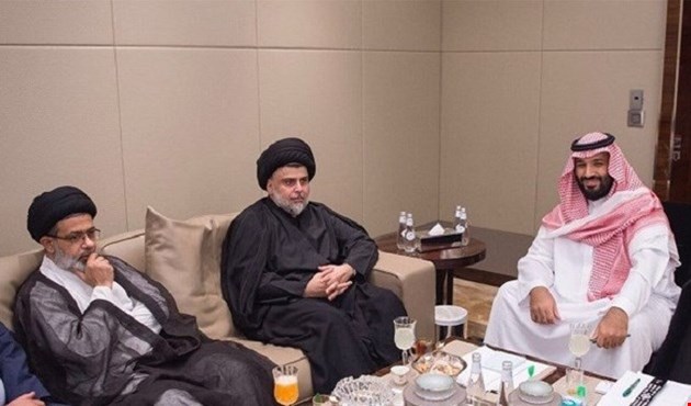 El sacerdote musulmán chií iraquí Muqtada As Sadr-en el centro-con el príncipe heredero saudí Mohamad Ben Salman-a la derecha-.