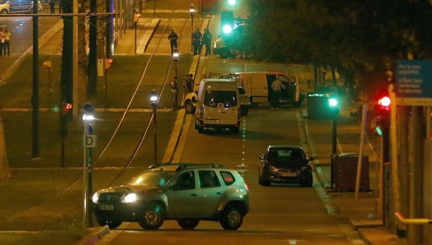 La policía en el lugar donde un sospechoso falleció tras saltarse un control en la localidad de Sant Just Desvern.