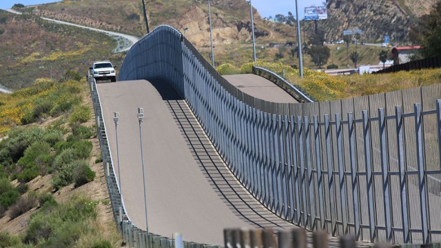 La valla existente en algunos tramos de la frontera entre México y Estados Unidos.