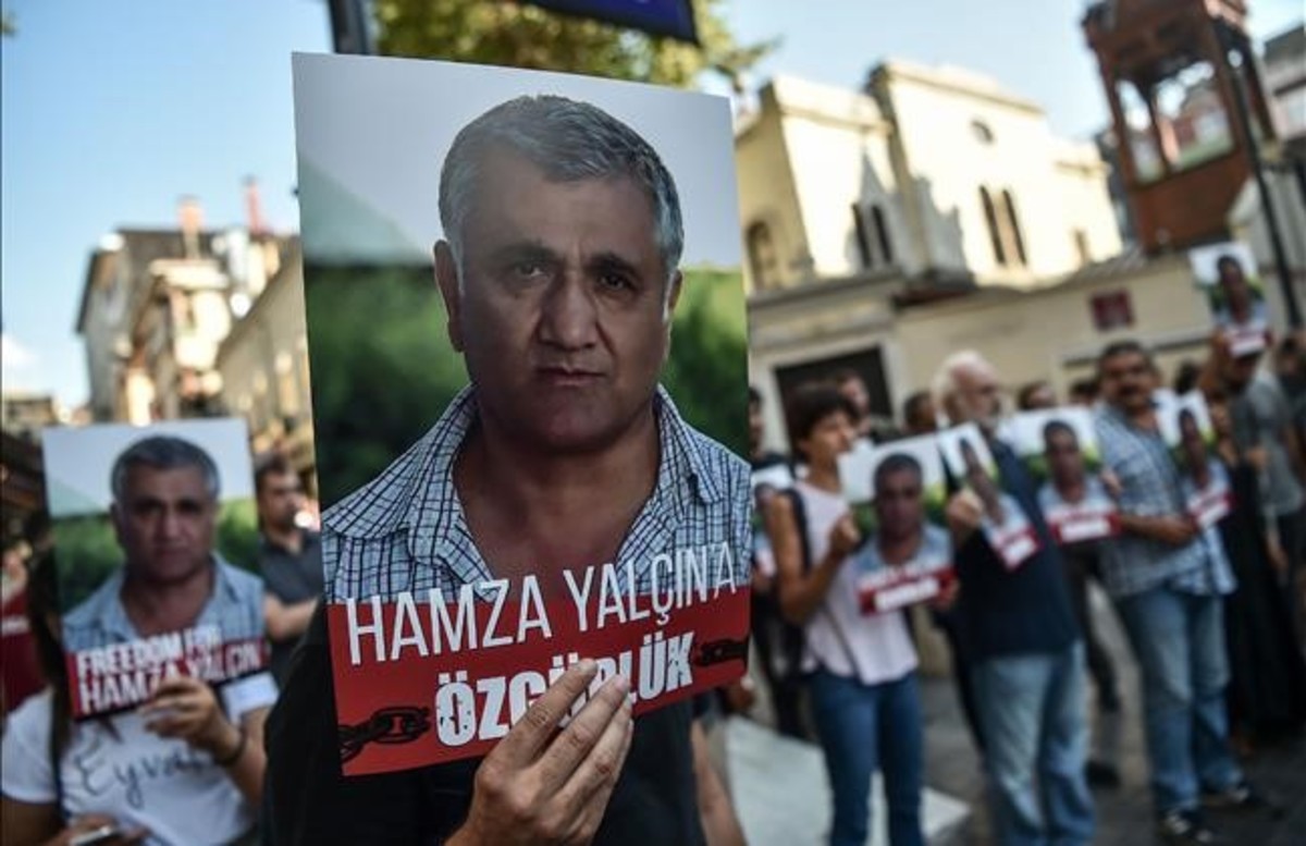 Manifestantes pidiendo la liberación de Hamza Yalcin