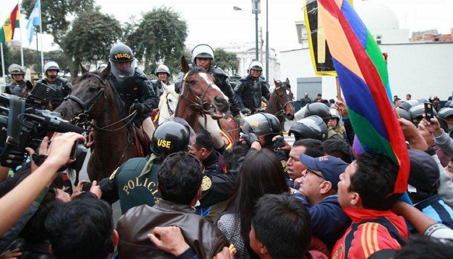 Policías y manifestantes en Lima, Perú.
