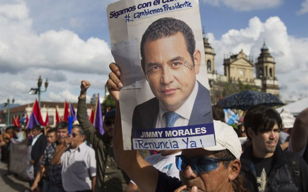 Guatemaltecos se manifiestan pidiendo la renuncia del presidente Morales