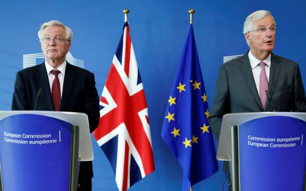Davis-a la izquierda-y Barnier