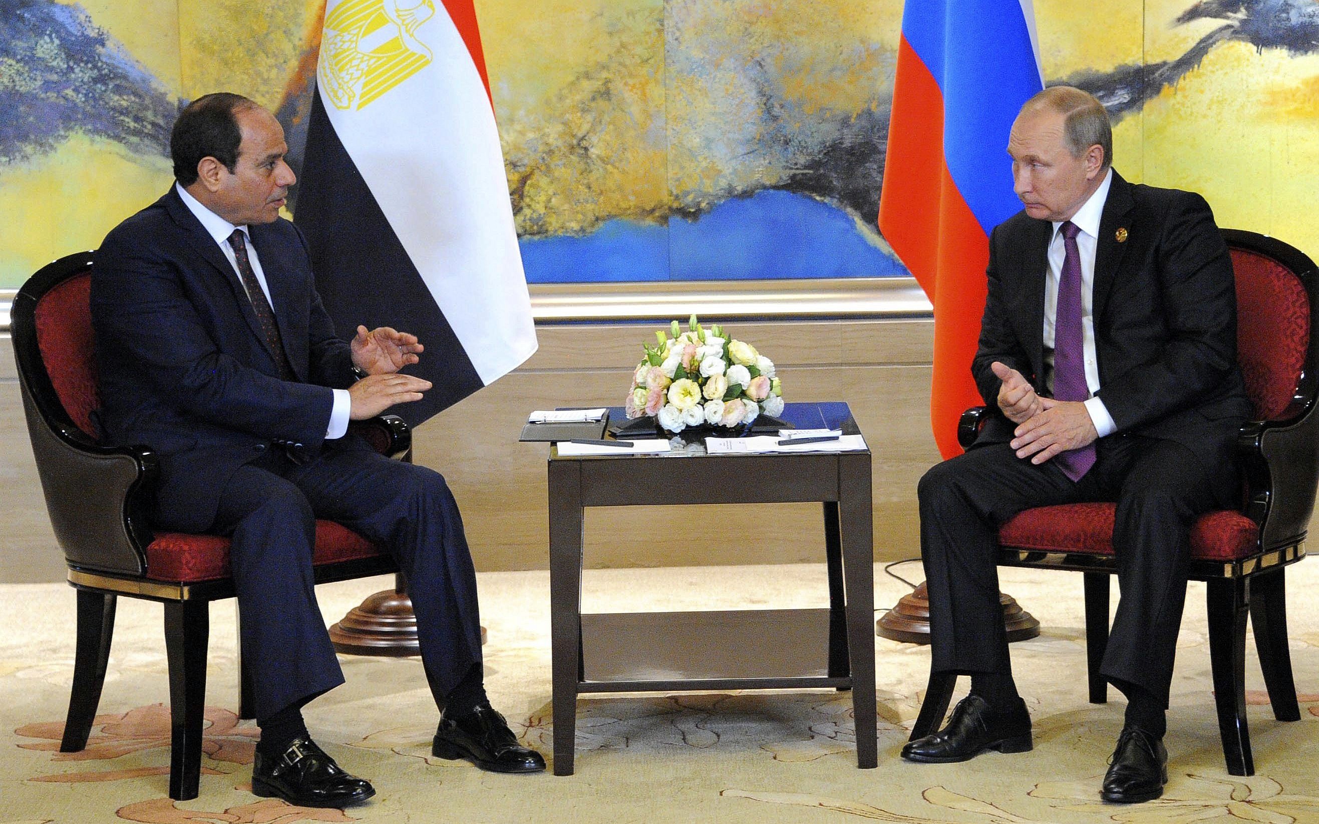 El presidente egipcio As Sisi-a la izquierda-y el ruso Putin.