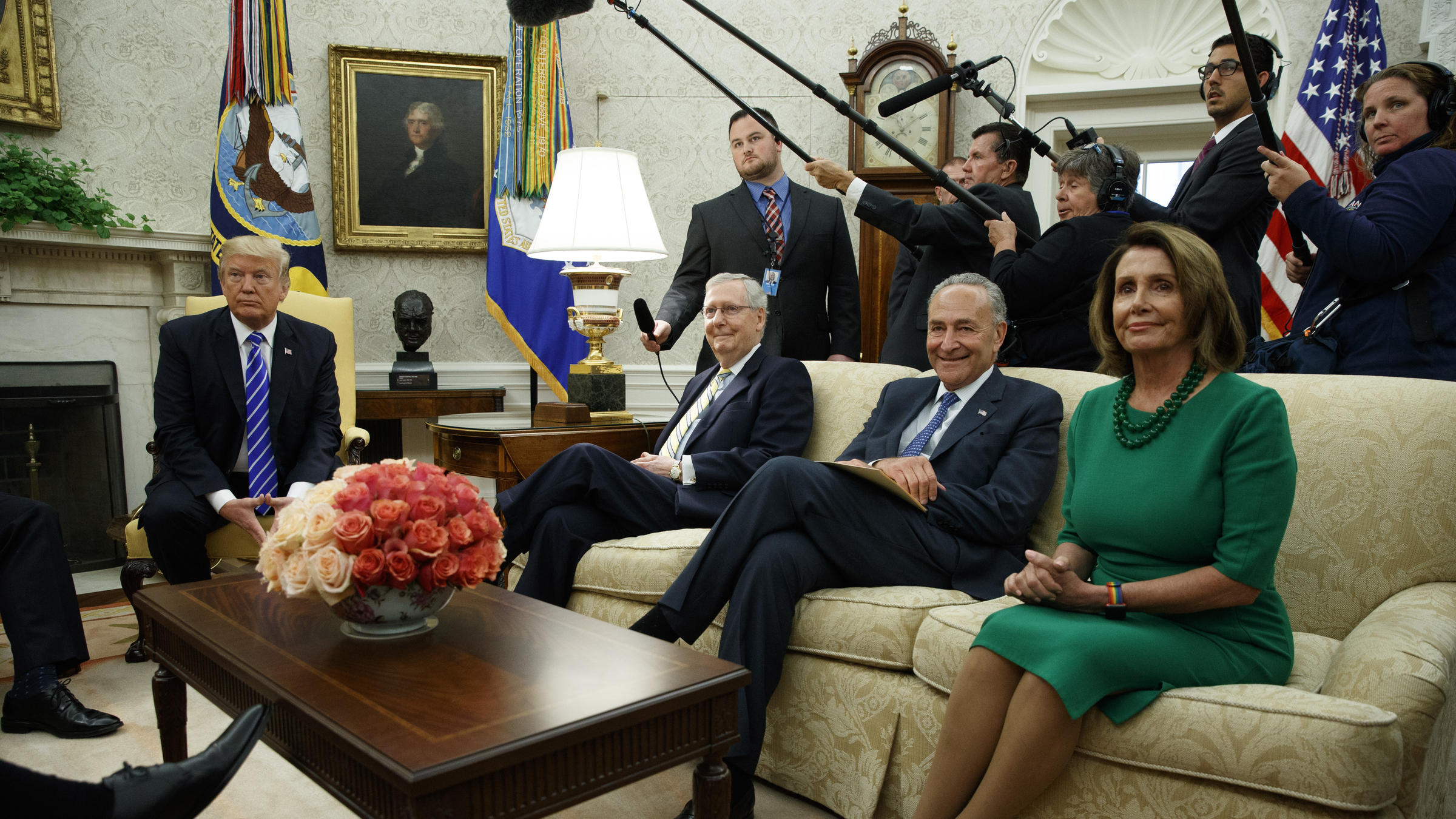 Trump en su reunión con congresistas y senadores demócratas, entre ellos Nancy Pelosi-a la derecha-.