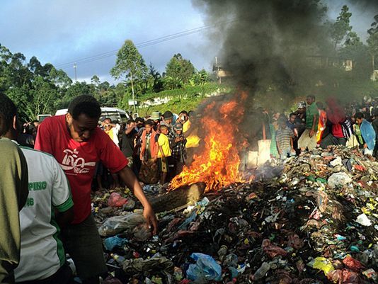 Una hoguera en Papúa-Nueva Guinea donde han quemado a varias brujas
