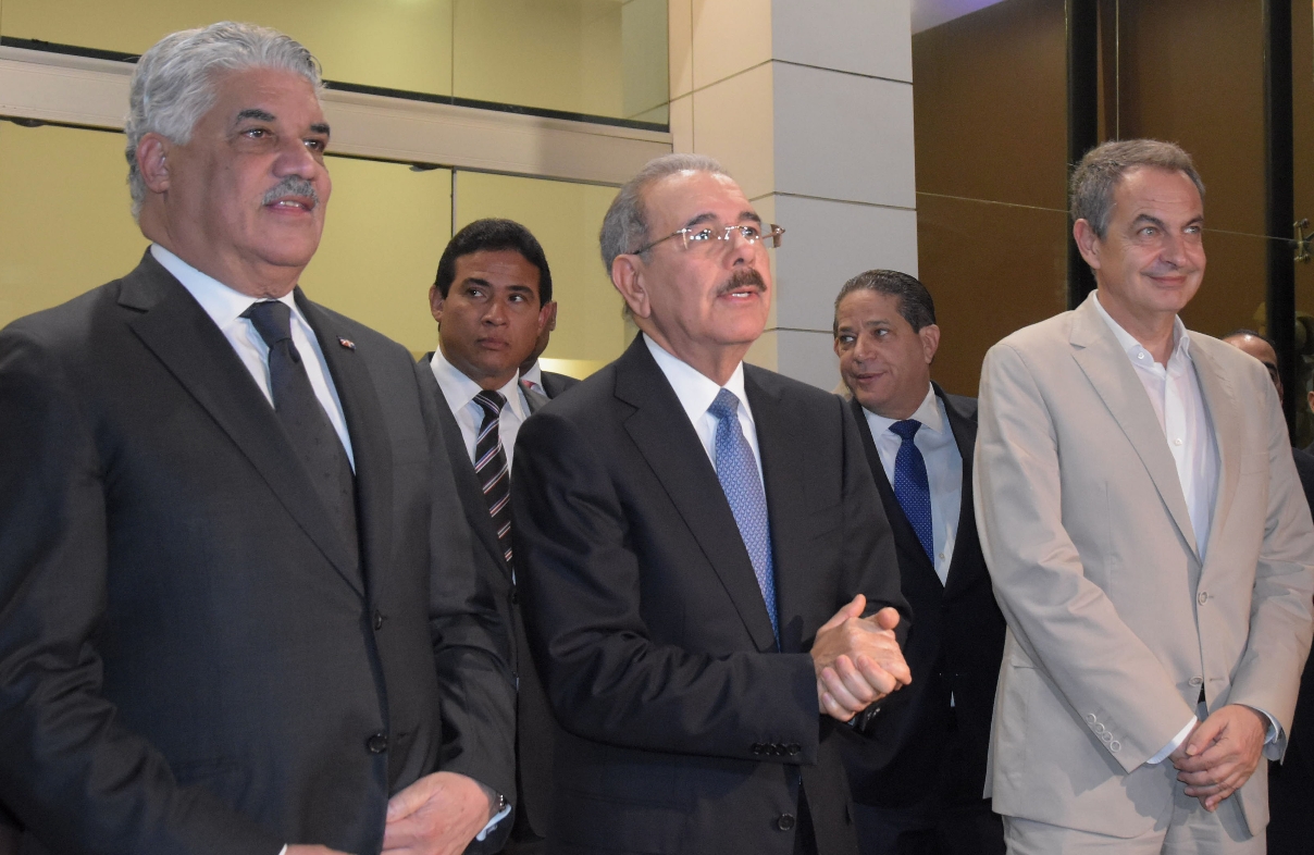 El presidente dominicano Danilo Medina junto al canciller Miguel Vargas y el expresidente español Rodríguez Zapatero.