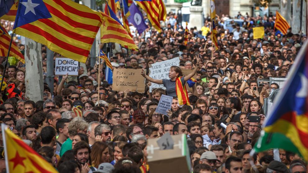 Manifestantes protestando por las detenciones en Barcelona