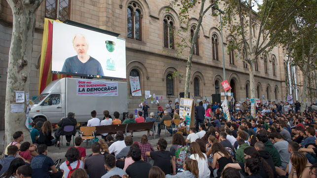Jóvenes catalanes siguen una conferencia de Julian Assange a través de una pantalla cerca de una universidad en Barcelona Jóvenes catalanes siguen una conferencia de Julian Assange a través de una pantalla cerca de una universidad en Barcelona