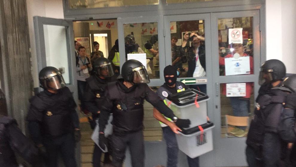 Policías sacando urnas de un colegio en Barcelona