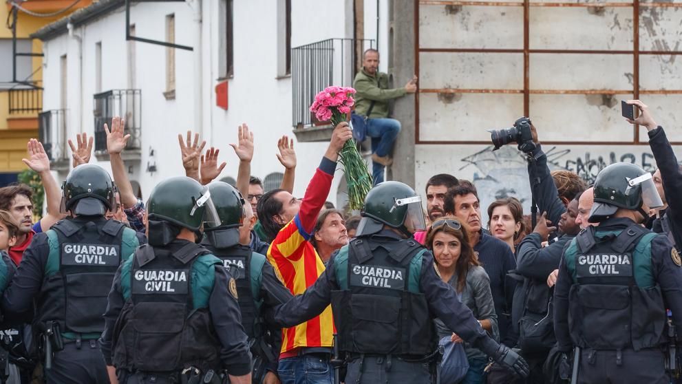 Guardias civiles y partidarios del referéndum