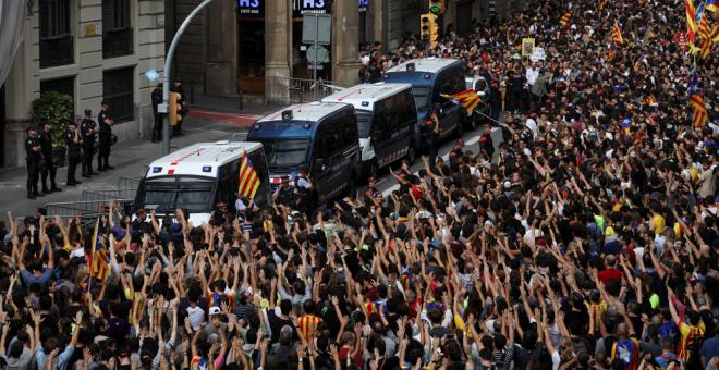 Policías españoles y catalanes y manifestantes en Barcelona.