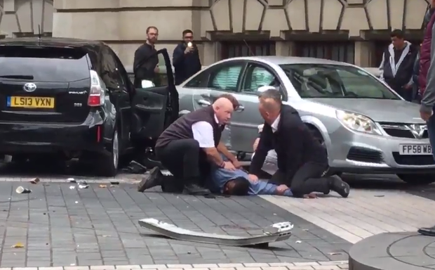 La policía detiene a un hombre cerca del lugar del atropello.