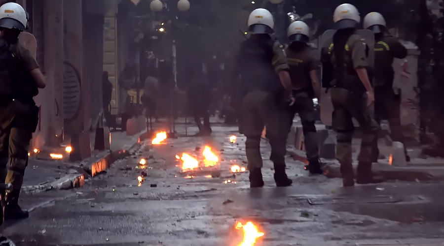 Policías y manifestantes en Exarchia,  Atenas