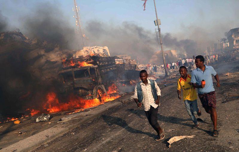 Miles de somalíes protestan contra milicia As Shabab tras atentado