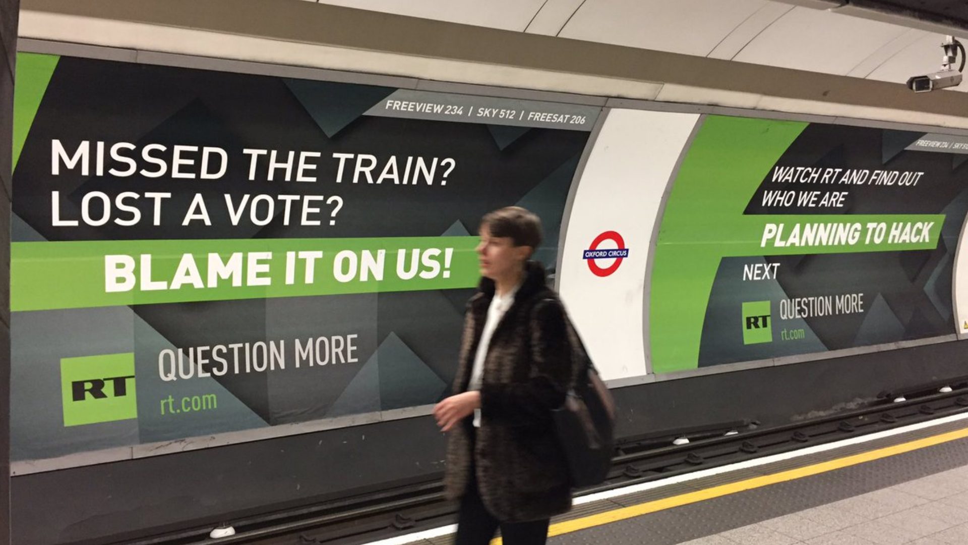 Un anuncio de Russia today en el metro de Londres que dice:¿Perdiste un tren? ¿Perdiste un voto? ¡Cúlpenos! Un anuncio de Russia today en el metro de Londres que dice:¿Perdiste un tren? ¿Perdiste un voto? ¡Cúlpenos!