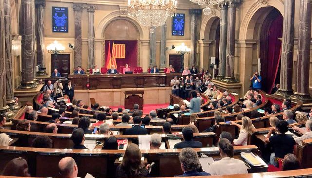 Un pleno del parlamento catalán