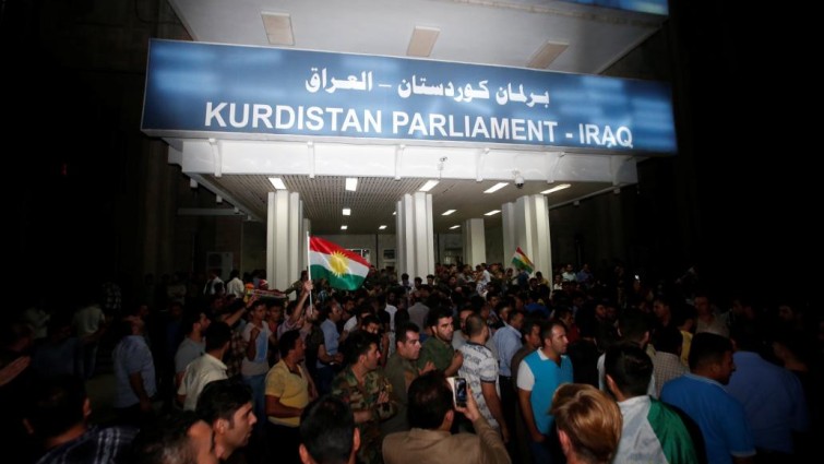 Manifestantes partidarios de Barzani ante el parlamento kurdo en Erbil.