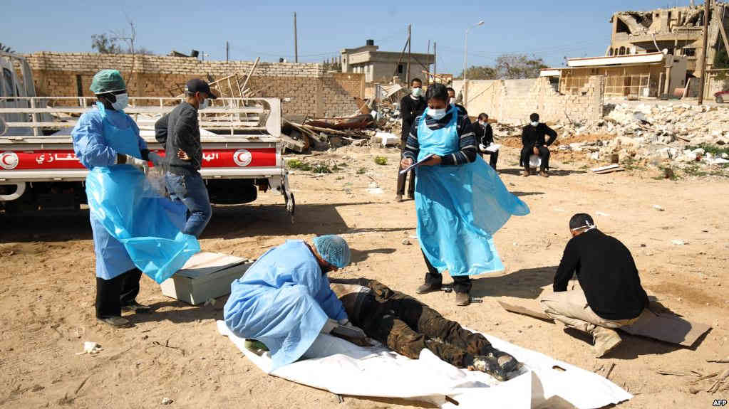 Encuentran 36 cuerpos en fosa común en Libia con signos de tortura
