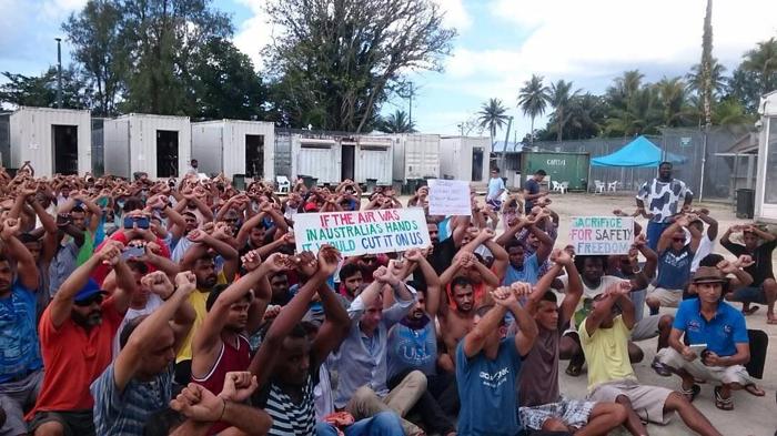 Los refugiados e inmigrantes en la isla de Manus protestando contra el gobierno australiano