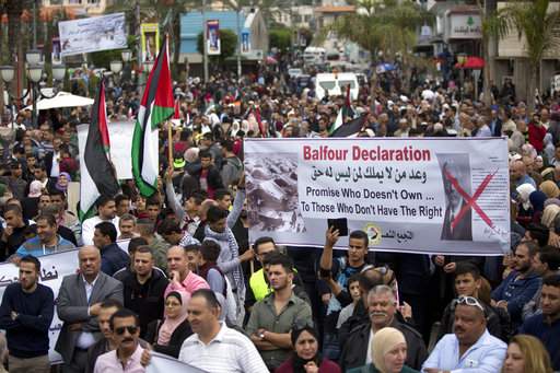 Manifestantes en Ramalá protestando contra la declaración de Balfour