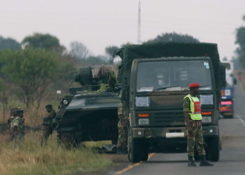 Soldados a las afueras de Harare, Zimbabwe.