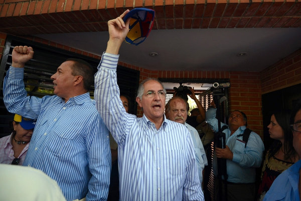 Antonio Ledezma-al centro, con gafas-.