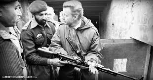 Bin Laden-a la izquierda, con barba-y Zbigniew Brzezinski, asesor de Seguridad Nacional del entonces presidente estadounidense Carter.