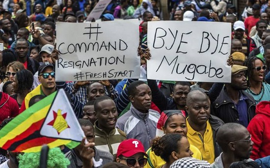 Manifestantes pidiendo la dimisión de Mugabe