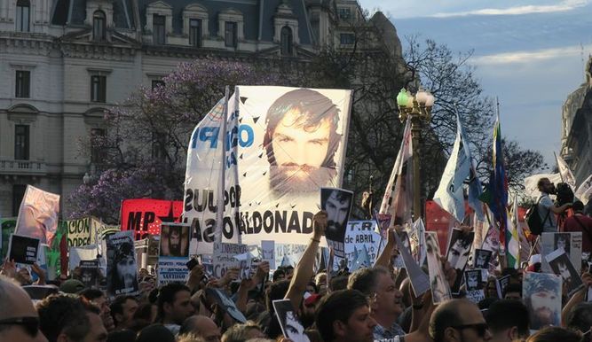Una manifestación pidiendo aclarar la desaparición de Maldonado