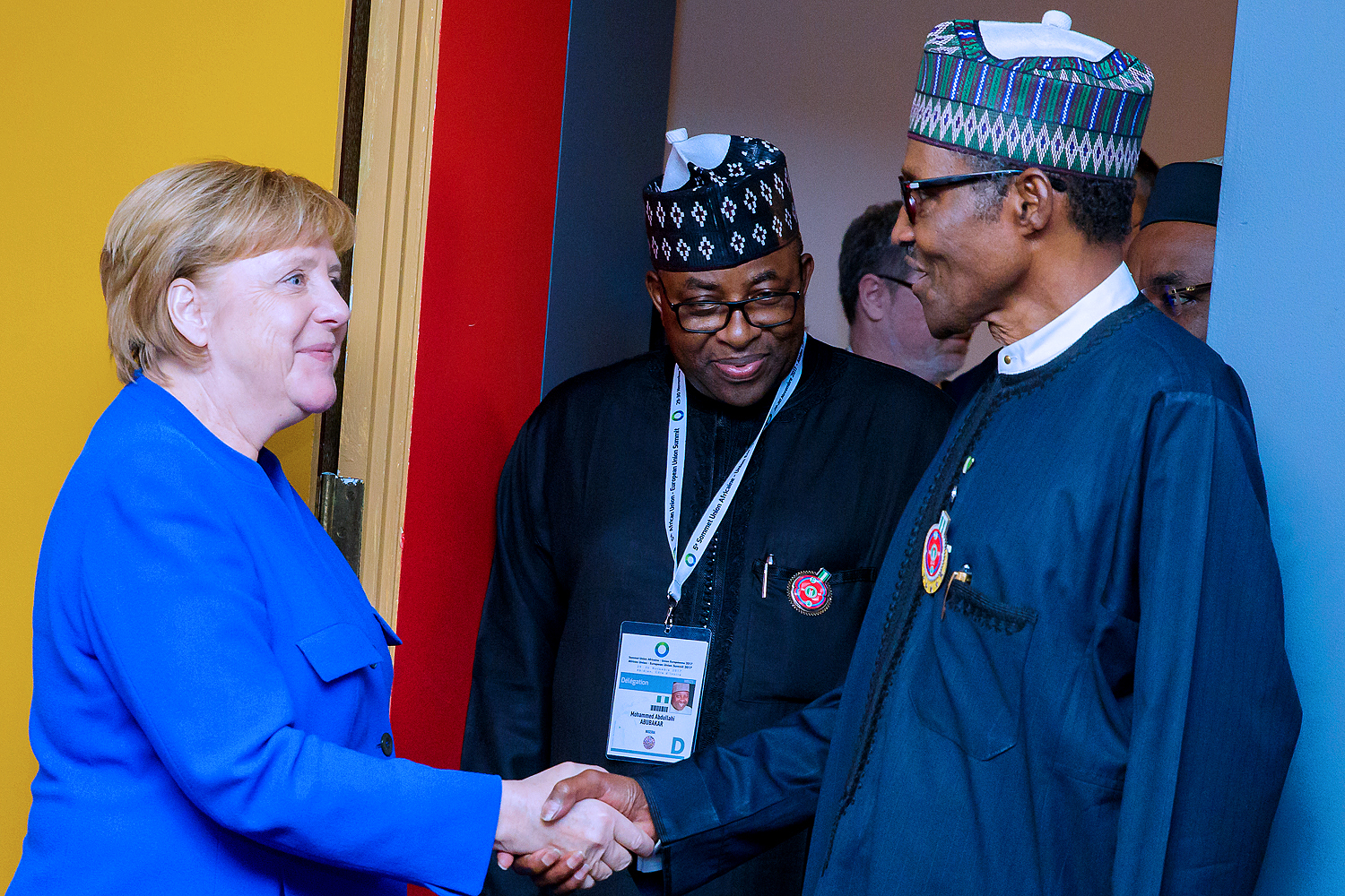 La presidenta del gobierno alemán, Merkel y el presidente nigeriano, Buhari.