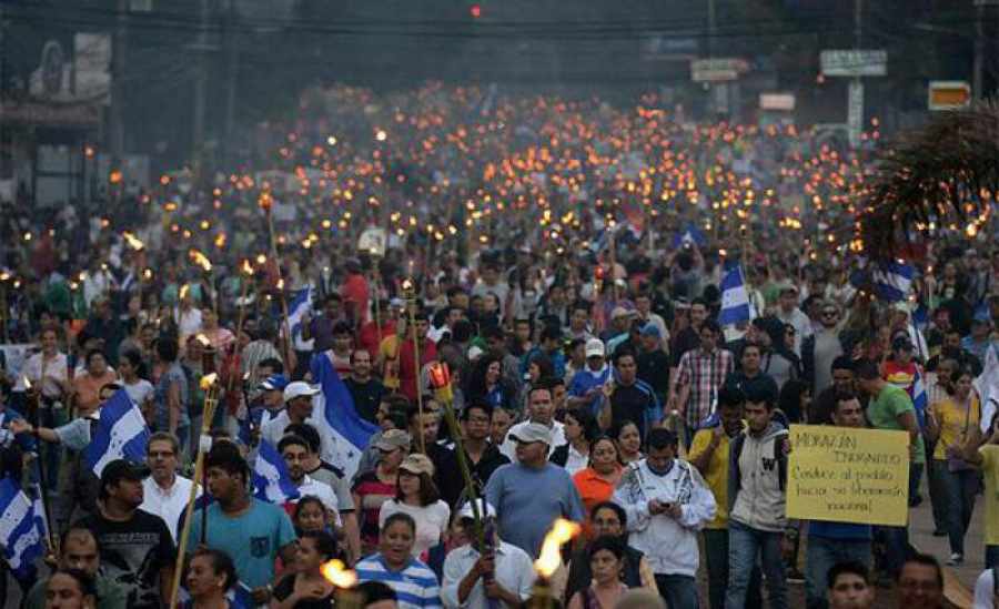 Manifestantes protestando contra el fraude en las elecciones en Honduras