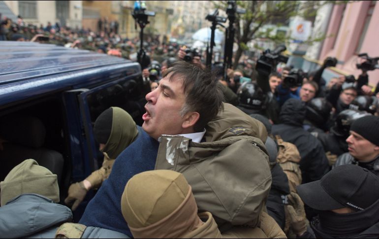 Saakashvili forcejeando con policías en Kiev.