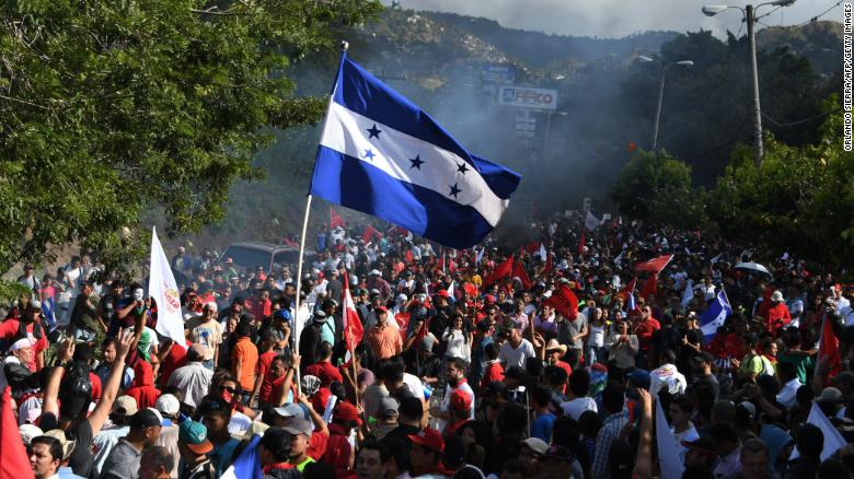 Manifestantes protestando contra el fraude electoral en Honduras