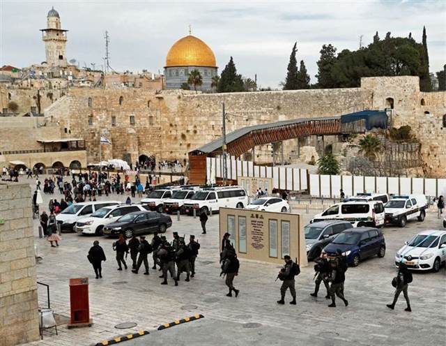 Policías israelíes cerca de la mezquita de Al Aqsa en Jerusalén