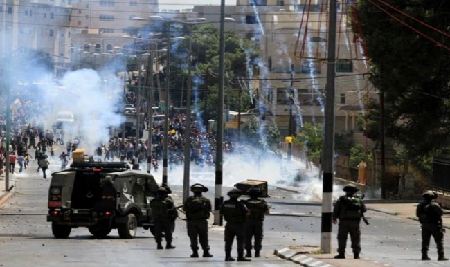 Manifestantes palestinos y soldados israelíes en Ramalá