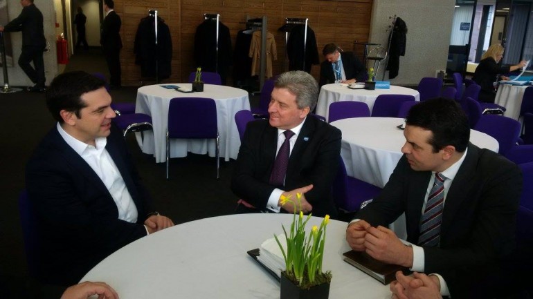 A la izquierda, el presidente del gobierno griego Tsipras y al centro el presidente macedonio Ivanov.