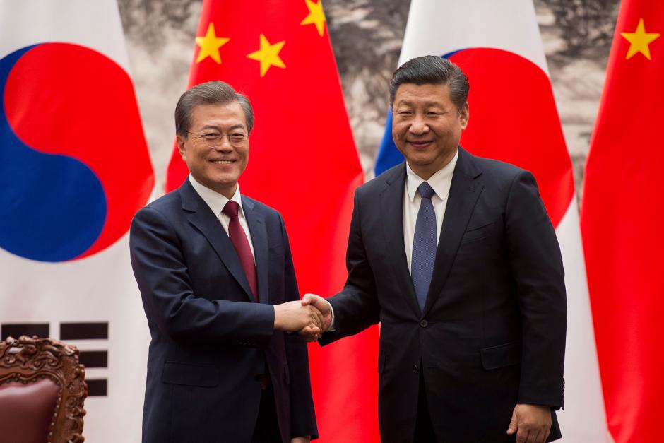 Moon Jae-in- a la izquierda-y Xi Jinping