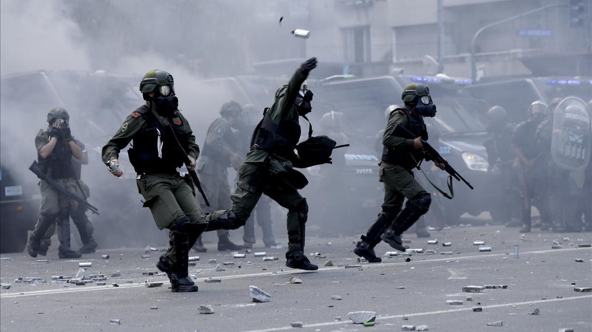 Policías argentinos lanzando gases lacrimógenos en Buenos Aires