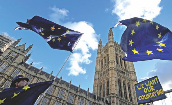 Manifestantes con banderas europeas ante el parlamento británico