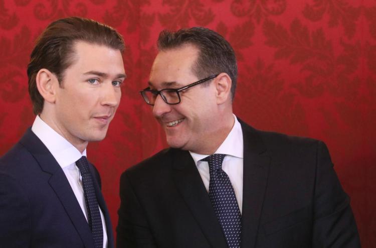 El canciller (presidente del gobierno) Kurz, del OVP, a la izquierda, y el vicecanciller Strache del FPO a la derecha.