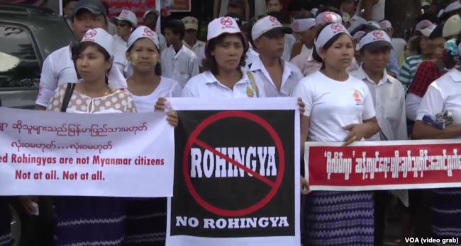 Manifestantes birmanas contra la concesión de la nacionalidad a los rohingya